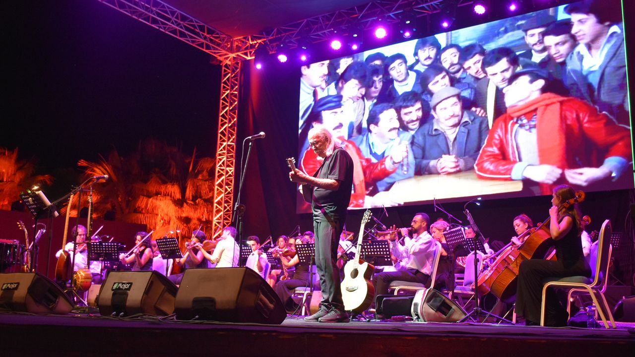 Cahit Berkay Ve Senfonik Anadolu Orkestrası Dün Akşam Girne Amfitiyatro'da Sahne Aldı
