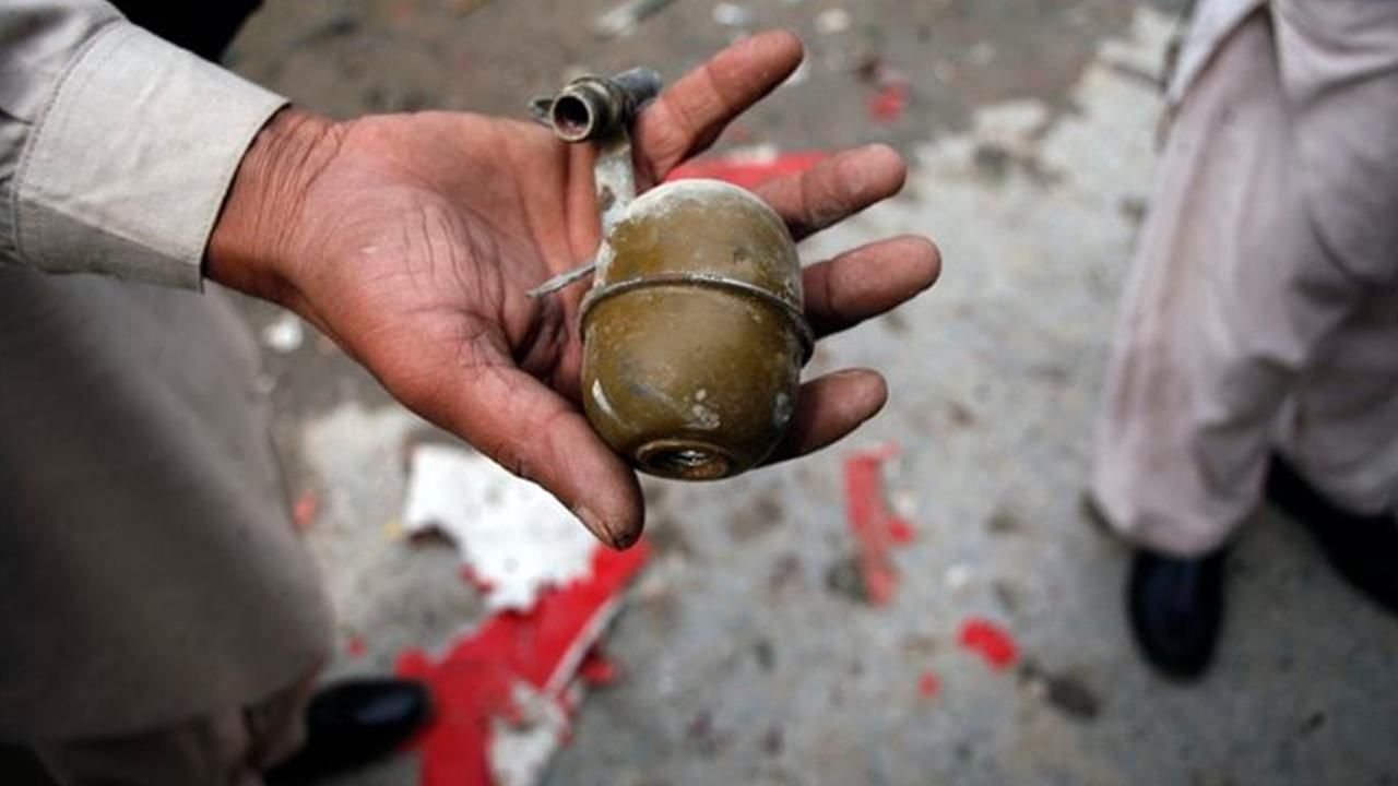 Ekvador'da Silahlı Kişilerin Atmayı Unuttuğu El Bombası Kaçtıkları Araçta Patladı