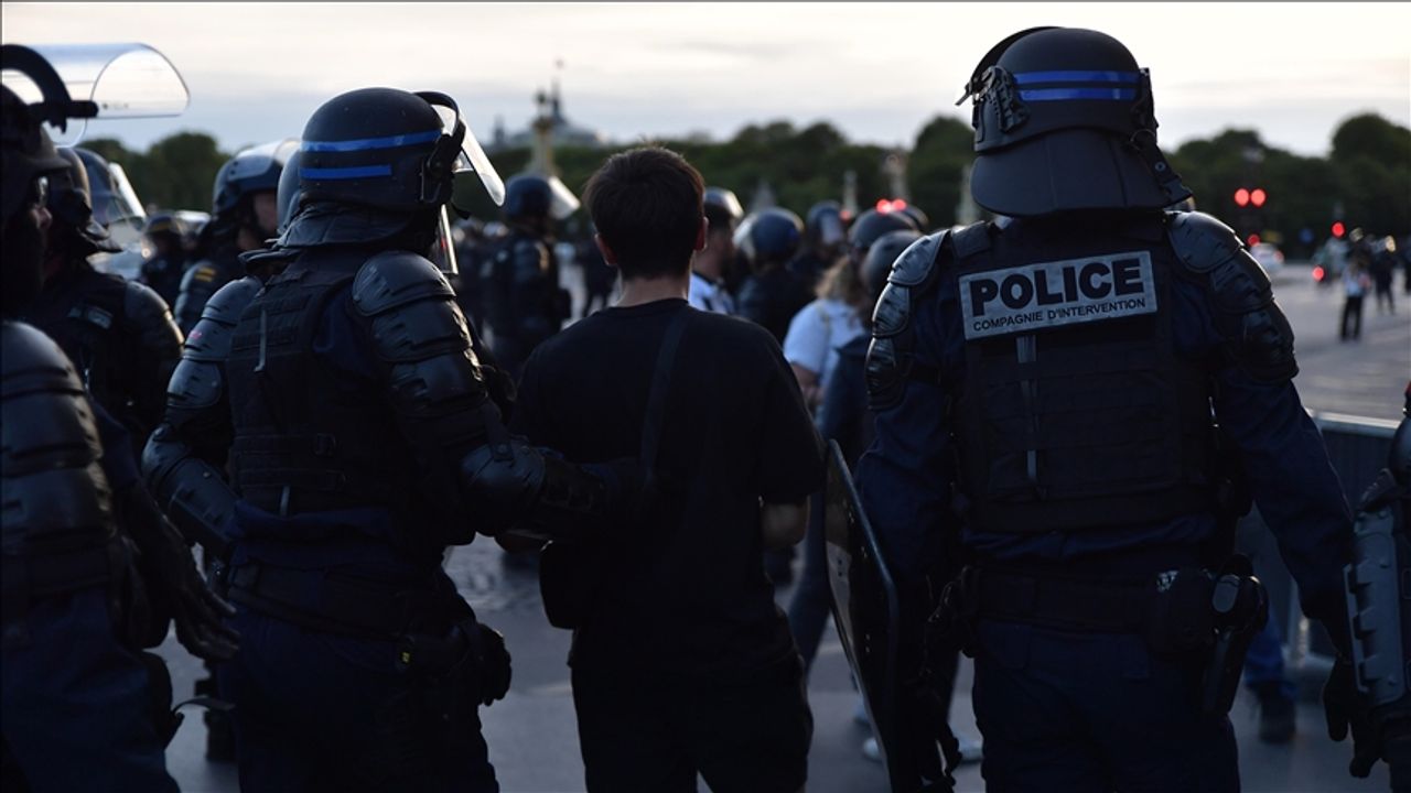 Fransa'da göstericiler 2016'da jandarma aracında ölen siyahi genç için adalet istedi