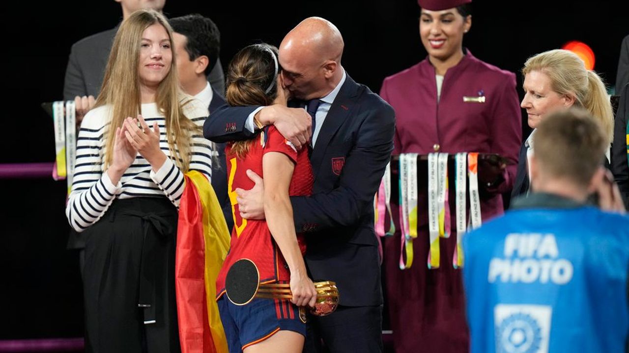 İspanyol kadın futbolcu Hermoso, eski federasyon başkanı Rubiales'i savcılığa şikayet etti