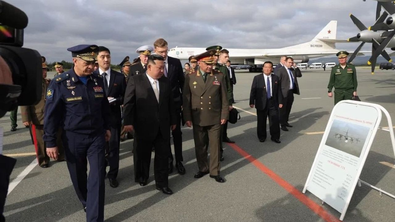 Kuzey Kore lideri Rus bombardıman uçaklarını ve savaş gemisini inceledi