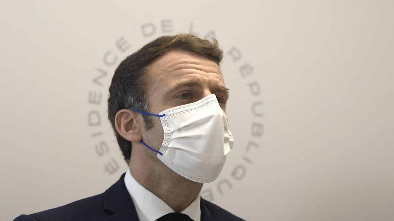 Macron'un Aşı Sertifikasını Sosyal Medyada Paylaşan Doktor 15 Gün Uzaklaştırma Cezası Aldı