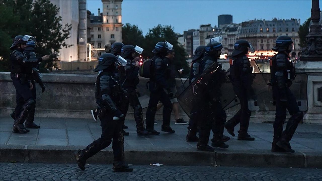 Fransa'da Müslüman gence plastik mermi ateşlediğinden şüphelenilen polis tahliye edildi