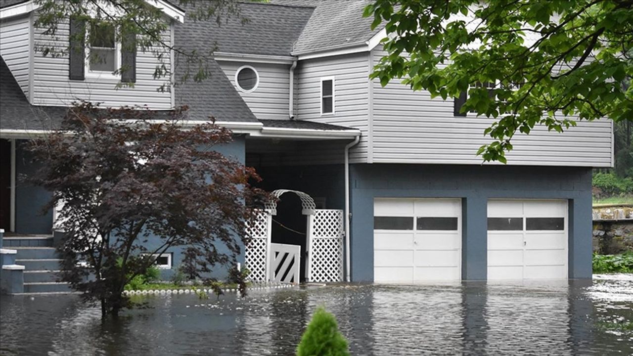 ABD'nin Massachusetts ve Rhode Island eyaletlerinde şiddetli yağış sellere neden oldu