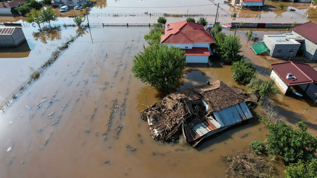 Yunanistan'daki Sel Felaketinin Sağlık Açısından Tehdit Oluşturduğu Bildirildi