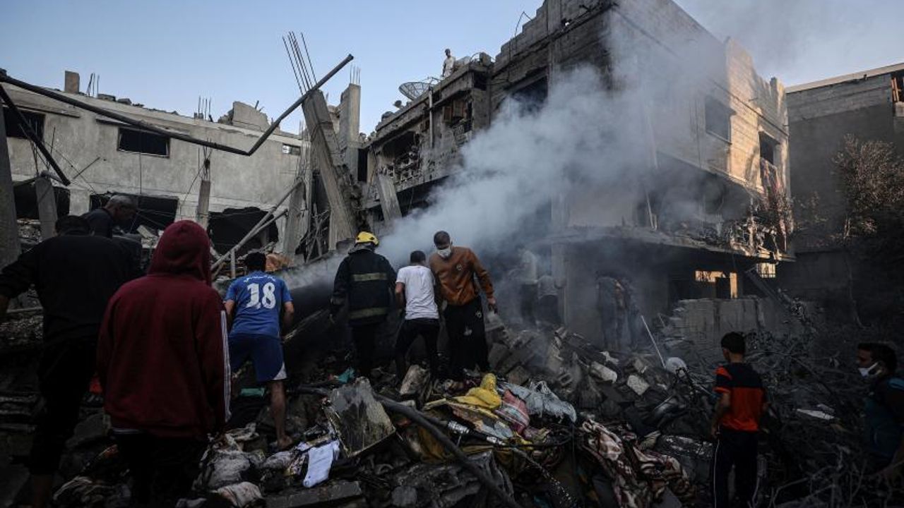 İsrail'in Gazze saldırılarında ölenlerin sayısı 315 artarak, 2 bin 215 oldu