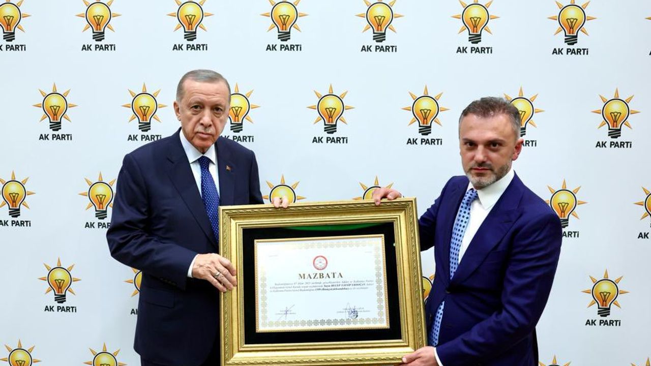 AK Parti Genel Başkanlığına yeniden seçilen TC Cumhurbaşkanı Erdoğan'a mazbatası takdim edildi