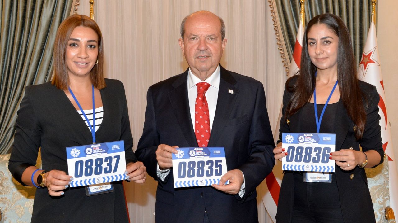 Cumhurbaşkanı Ersin Tatar’a Lefkoşa Maratonu’nda Kullanacağı Numara Takdim Edildi
