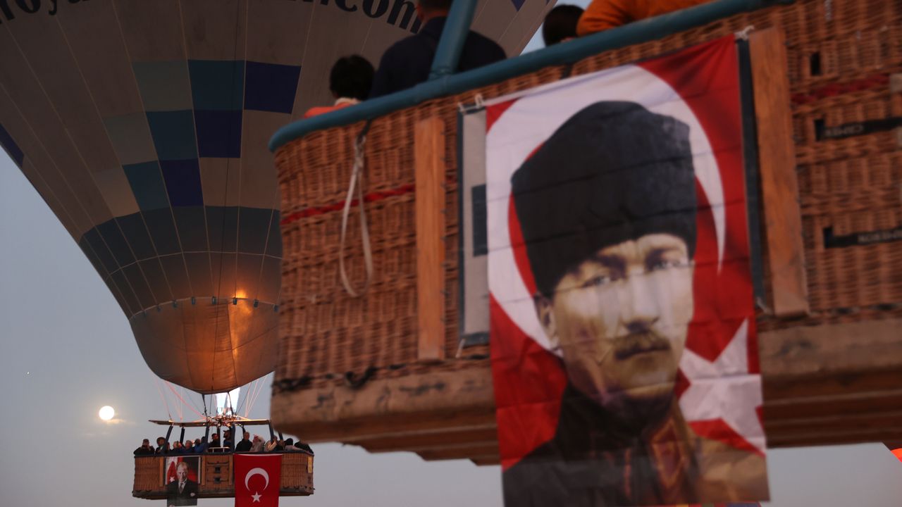 Cumhuriyet'in 100. Yılında Kapadokya Semaları Türk Bayraklarıyla Renklendi