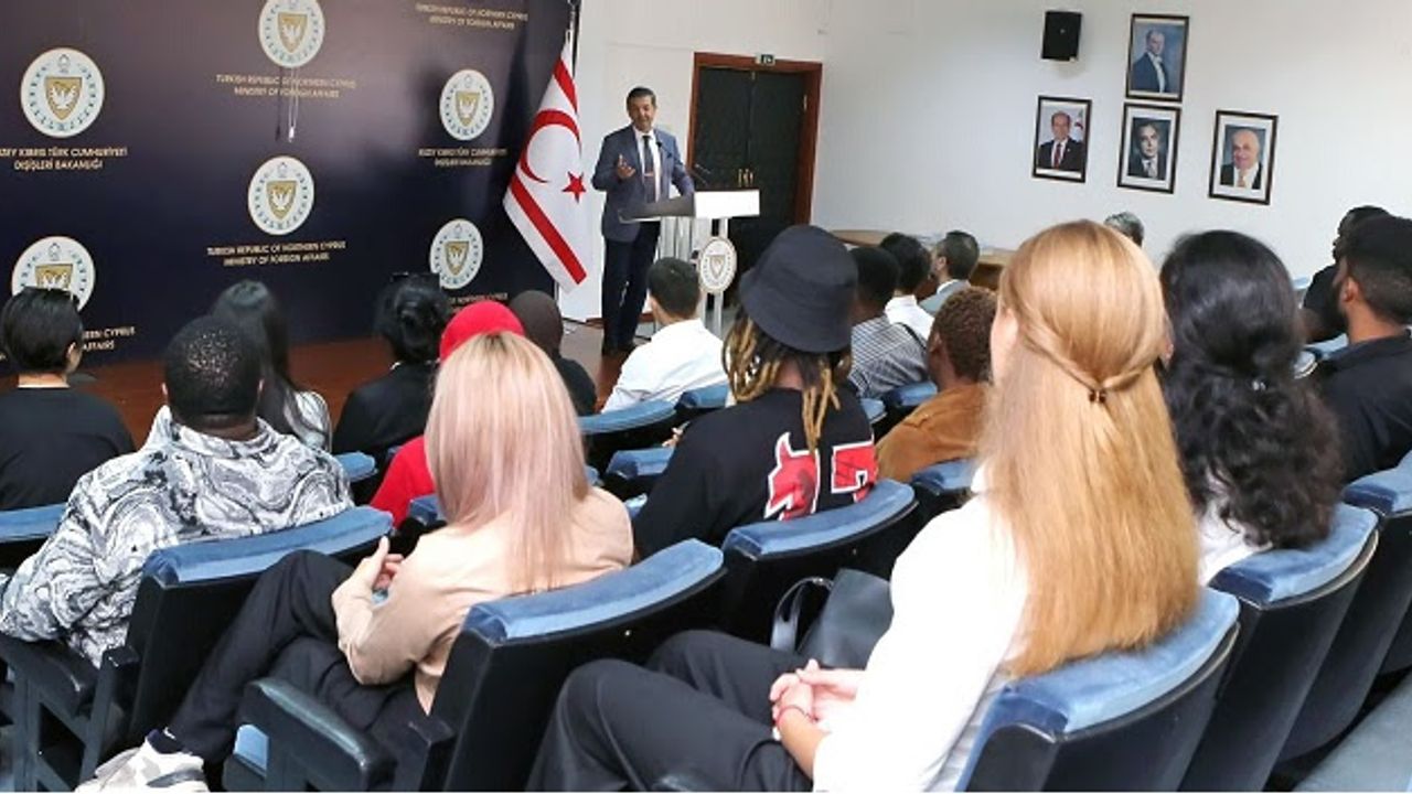 Dışişleri Bakanı Ertuğruloğlu, Öğrencilerle Buluştu