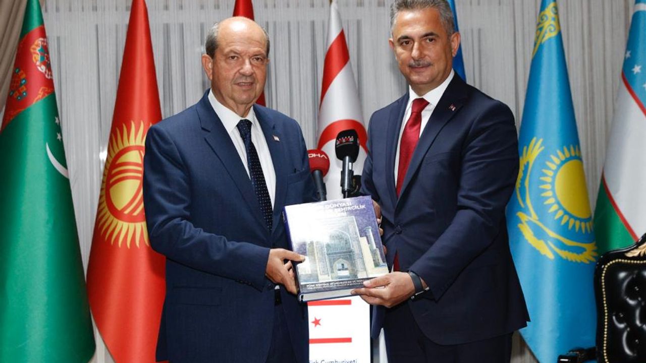 Cumhurbaşkanı Tatar, Türk Dünyası Şiir Ödülünü Kazanan Öksüzoğlu’nu Kabul Etti