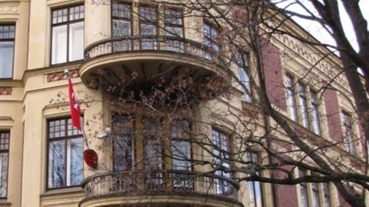 Türkiye'nin Helsinki Büyükelçiliğine boyalı ve sis bombalı saldırı