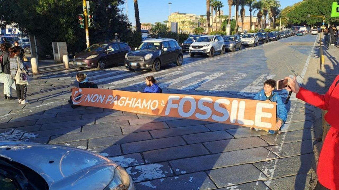 İtalya'da İklim Aktivistleri Yol Kapatma Eylemleri Yaptı