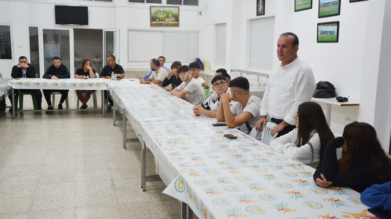 Ataoğlu, Lapta Gençlik Kampı’nda gençlerle bir araya geldi