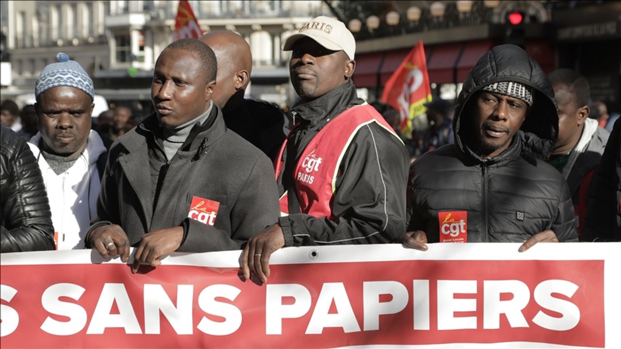 Fransız Senatosunun Karşısında Göçmen İşçilere Oturum İzni Verilmesi İçin Gösteri Düzenlendi