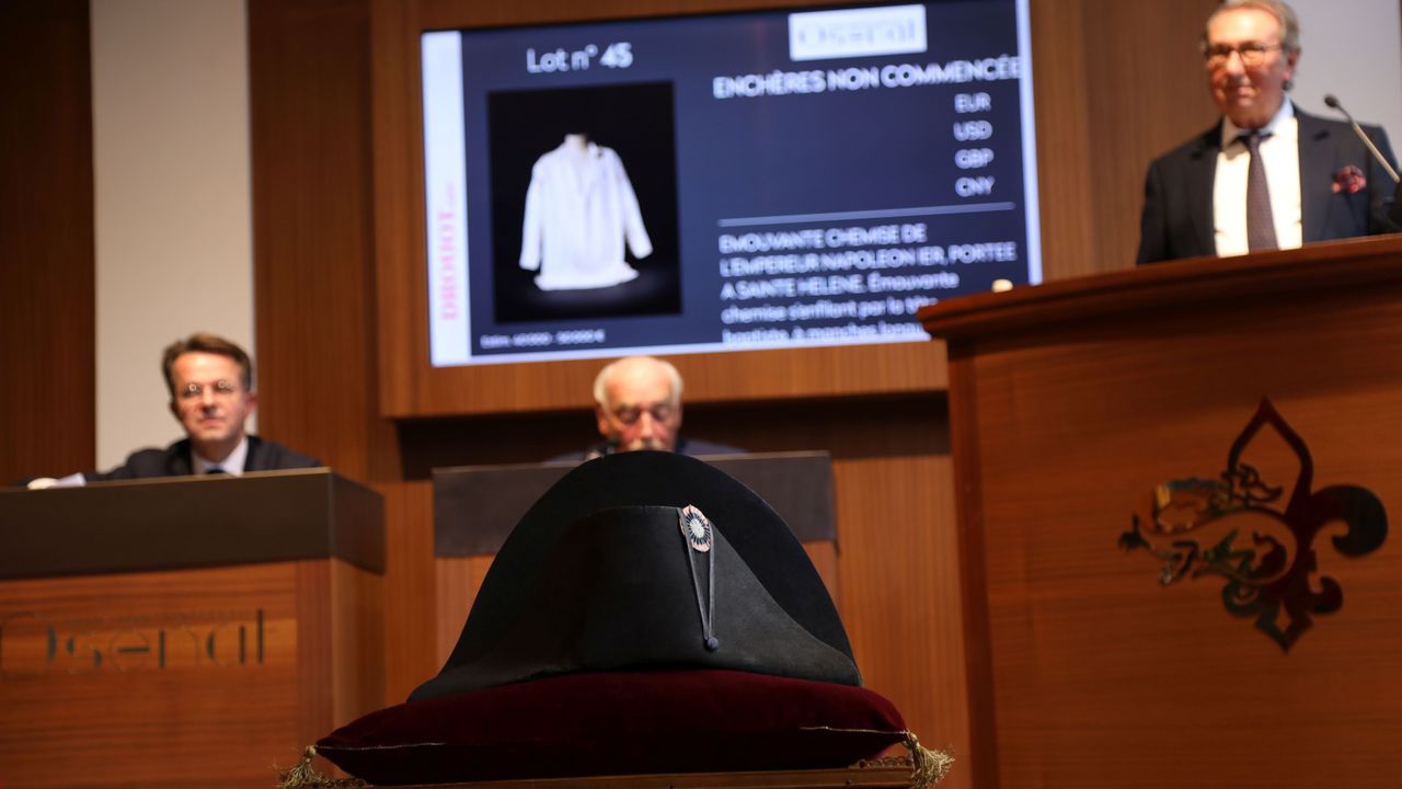 Napolyon'un imzalı şapkası 1.9 milyon euro ile rekor fiyata alıcı buldu