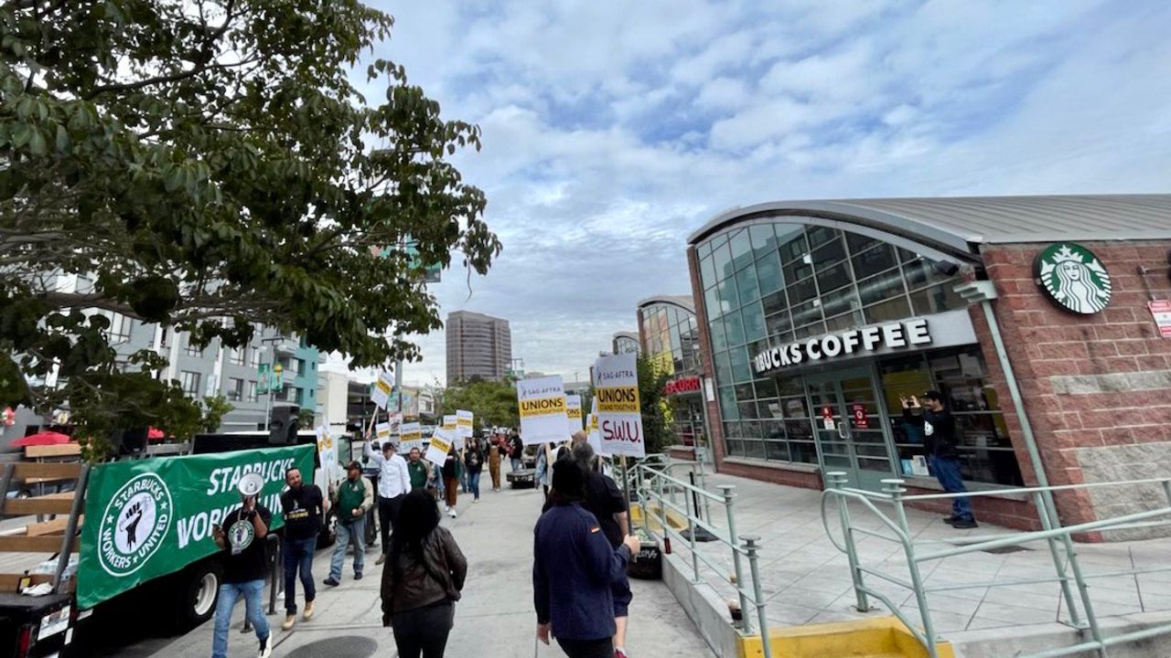 Starbucks Çalışanları, 'Yılın En Yoğun Gününde' ABD'deki Yüzlerce Şubede İş Bırakacak