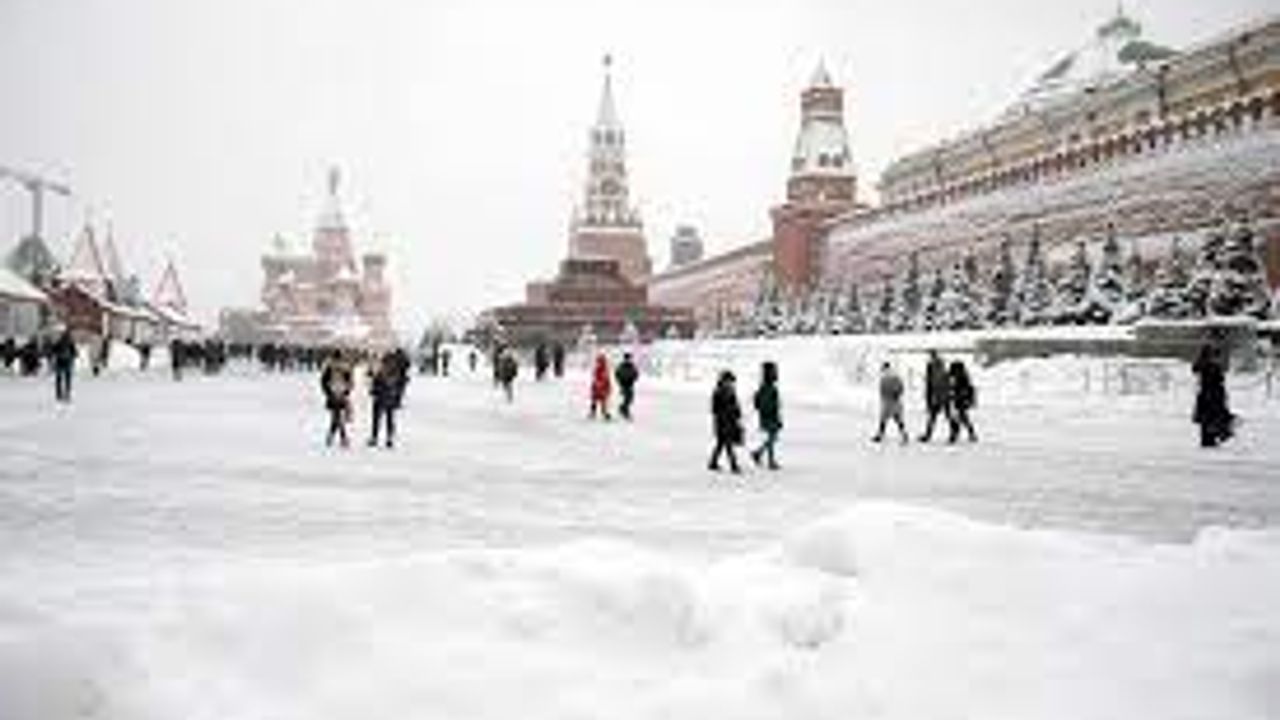 Moskova'da Son Yılların Aralık Ayının En Yoğun Kar Yağışı Görüldü