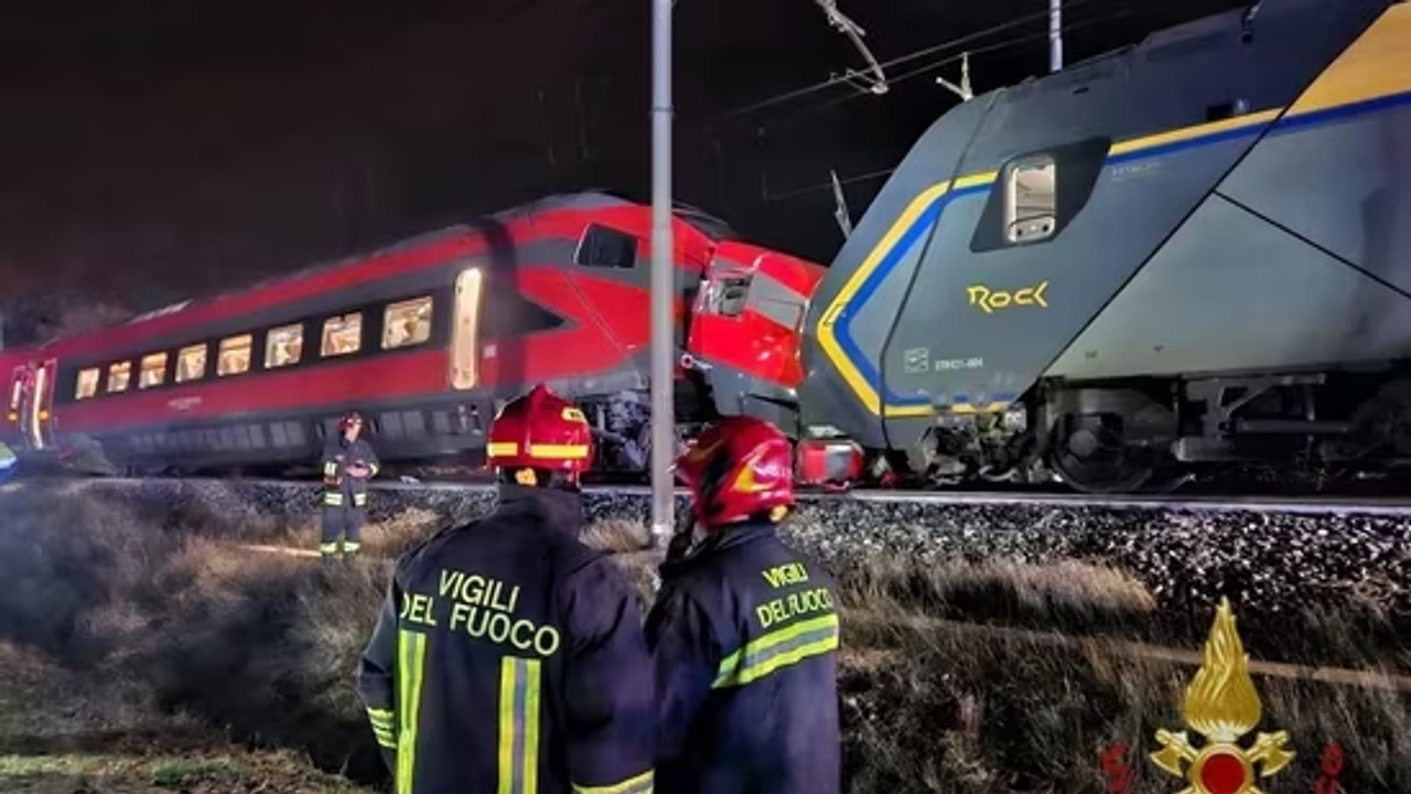 İtalya'da İki Trenin Çarpışması Sonucu 17 Kişi Yaralandı