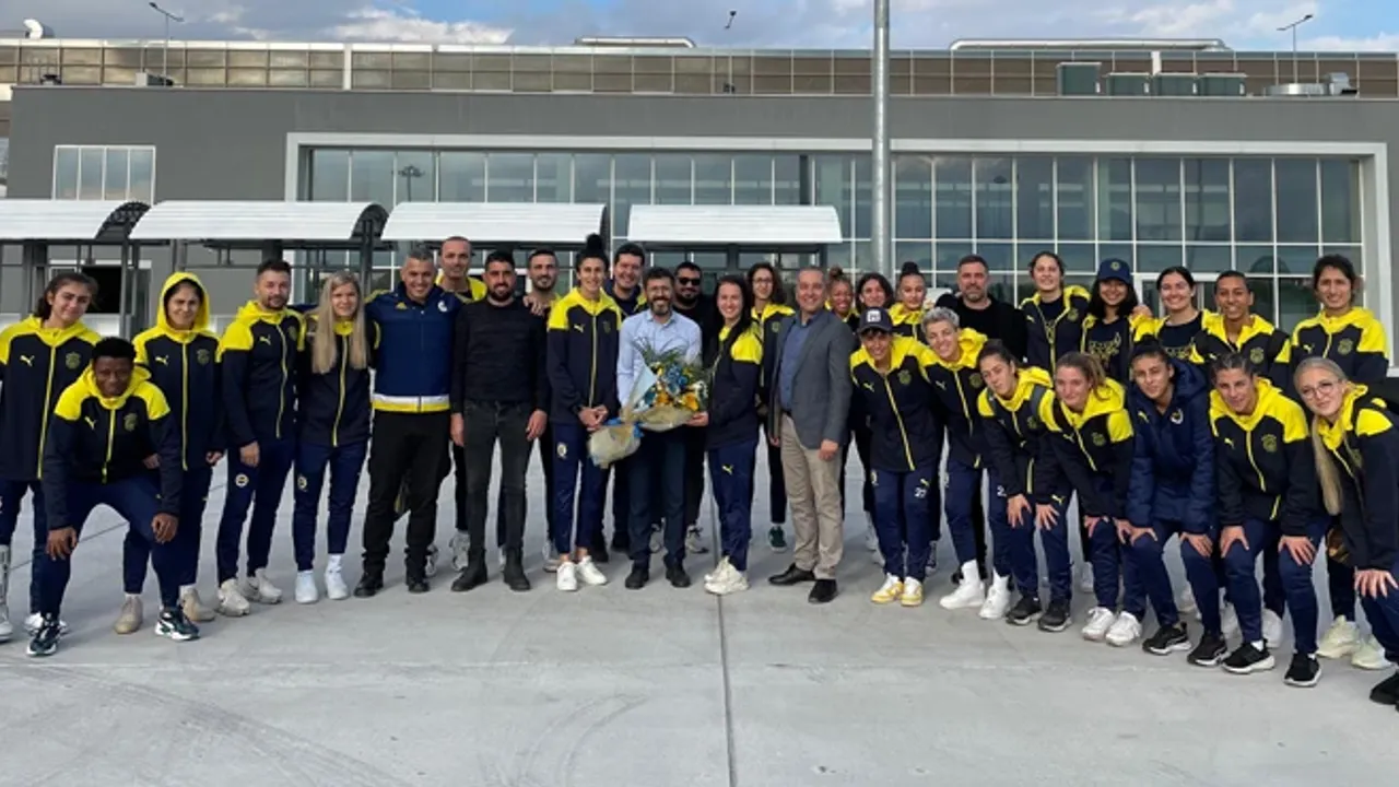 KKTC Fenerbahçeliler Derneği, Fenerbahçe Kadın Futbol Takımı’nı Ercan Havalimanı’nda Karşıladı