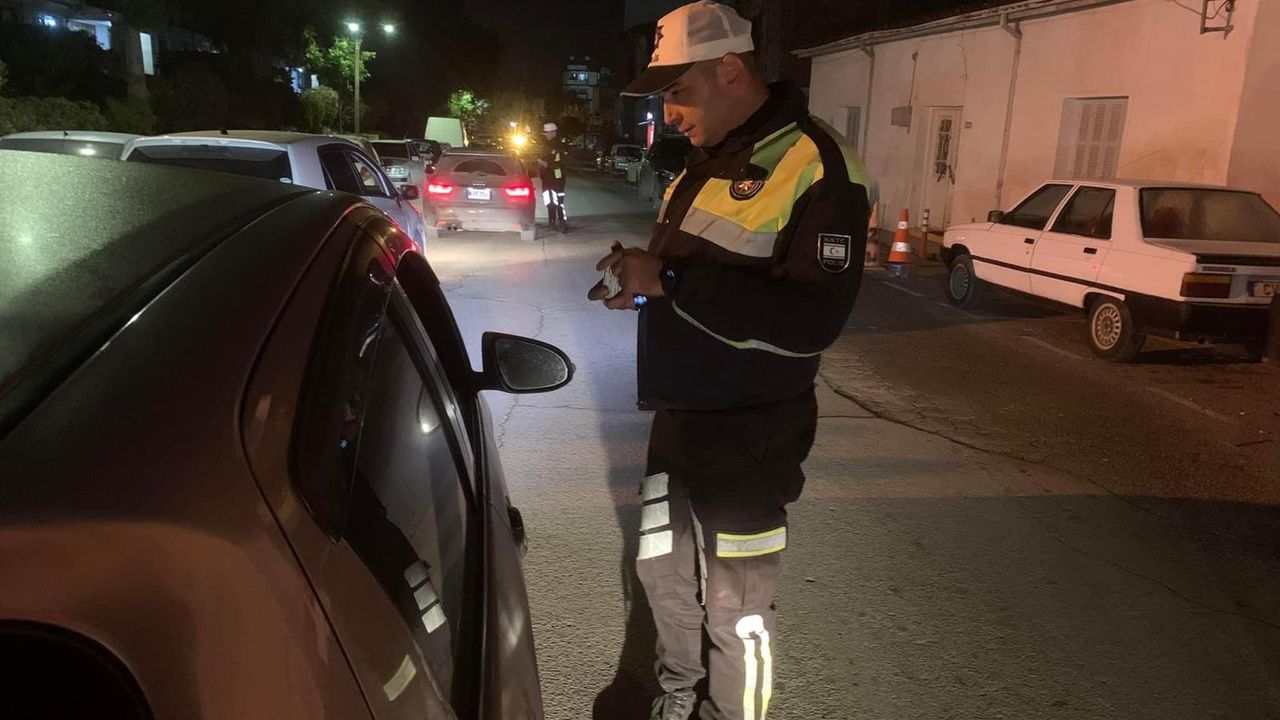 Trafik denetimlerinde 323 sürücü rapor edildi, 48 araç trafikten men edildi