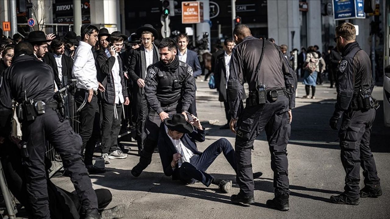 İsrail'de binlerce Ultra Ortodoks Yahudi, zorunlu askerlik karşıtı gösteri düzenliyor