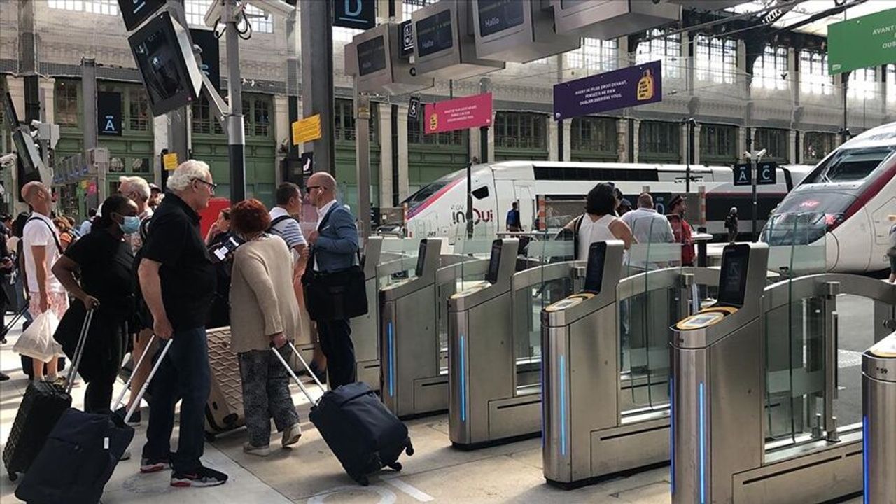 Fransa'da iş koşullarının iyileştirilmesini isteyen demir yolu çalışanları greve gitti