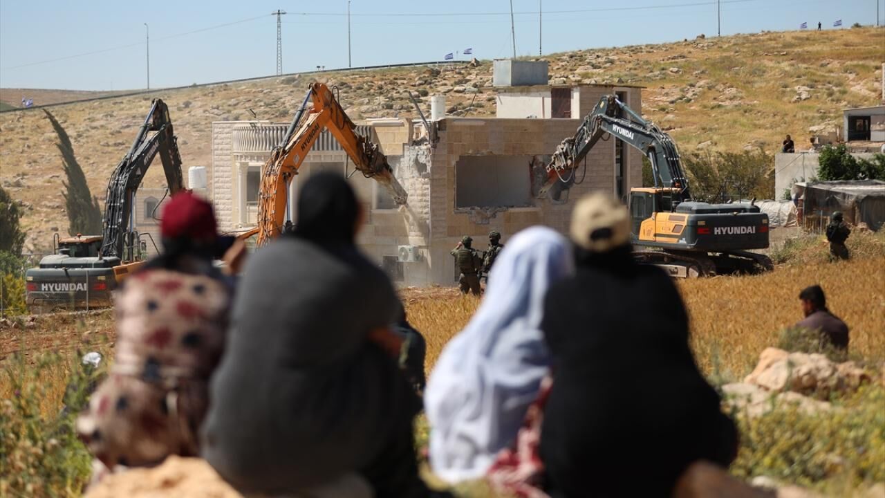 İsrail ordusu, mahkemenin süreci durdurma kararına rağmen Batı Şeria’da Filistinlilere ait bazı evleri yıktı