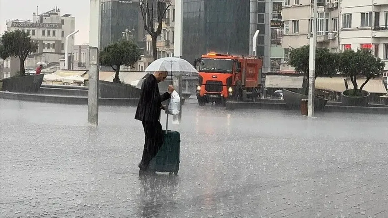 İstanbul'un bazı bölgelerinde gök gürültülü sağanak hayatı olumsuz etkiledi