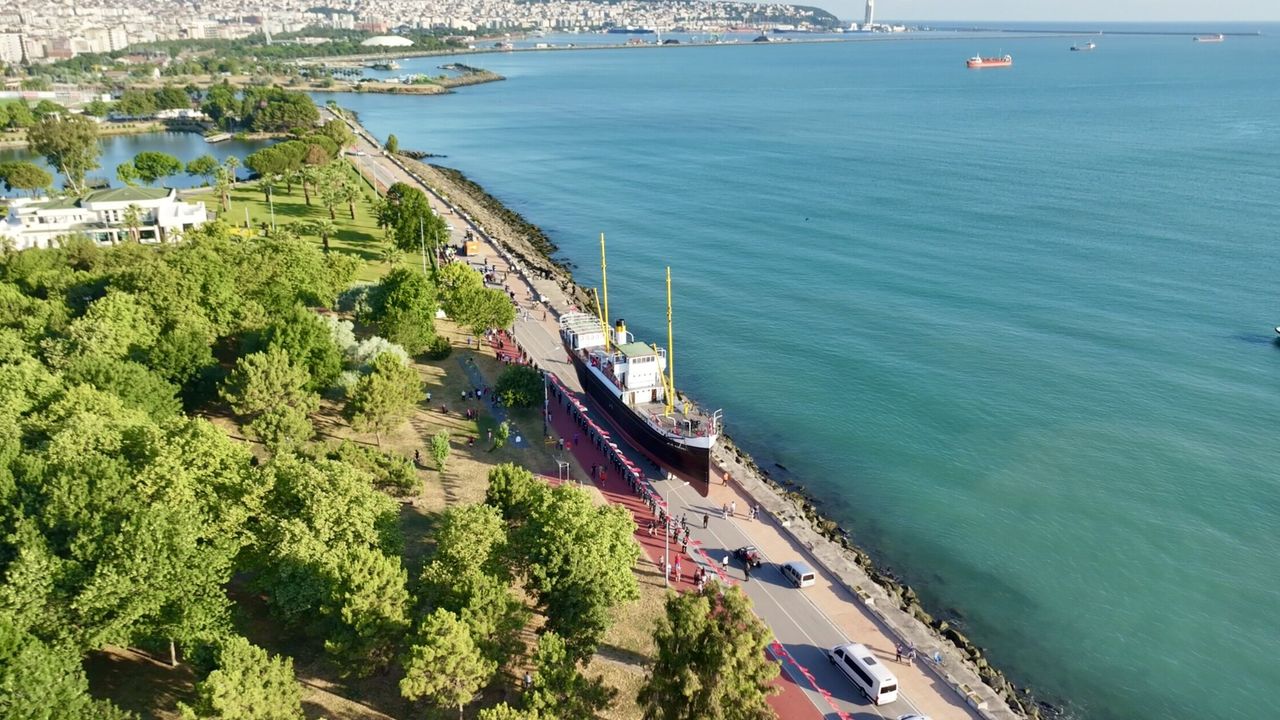 Bandırma Gemi Müzesi karadan yürütülerek İstiklal Meydanı'na taşındı