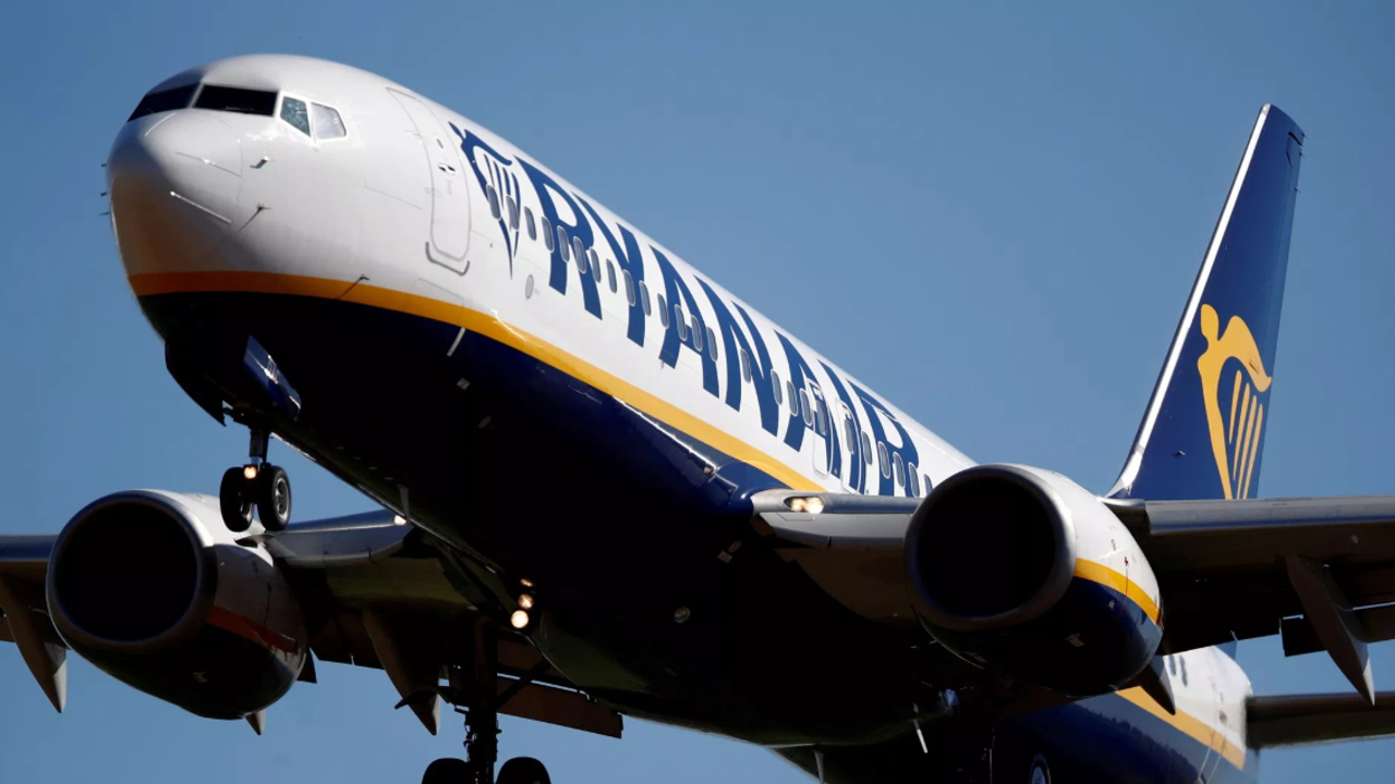 Ryanair uçağında bir yolcu, kırılan pencereden dışarı savrulmaktan "son anda" kurtuldu