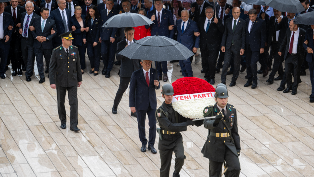 Yeni Parti Genel Başkanı Özel başkanlığındaki heyet, Anıtkabir'i ziyaret etti