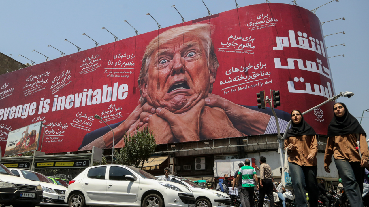 Tahran'da merkezi bir noktaya Trump'ı hedef alan "intikam" içerikli dev afiş asıldı