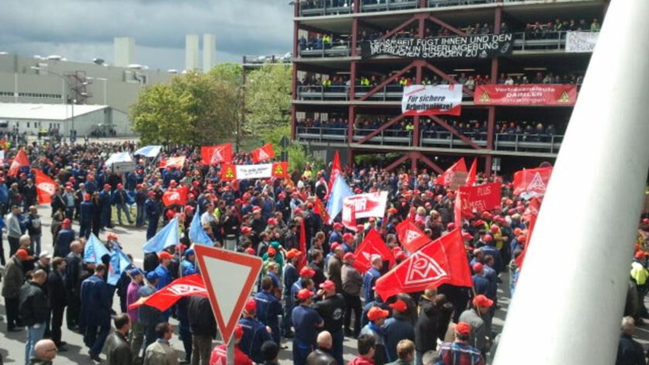 Almanya’da Mercedes-Benz işçileri "40 saatlik çalışma" ve "tasarruf" planlarını protesto etti