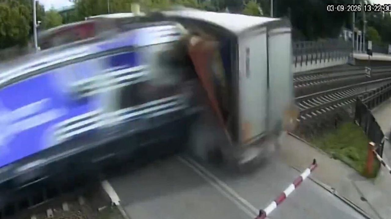 Polonya'da yolcu treni hemzemin geçitte tırın dorsesine çarptı: Dört kişi hafif yaralandı