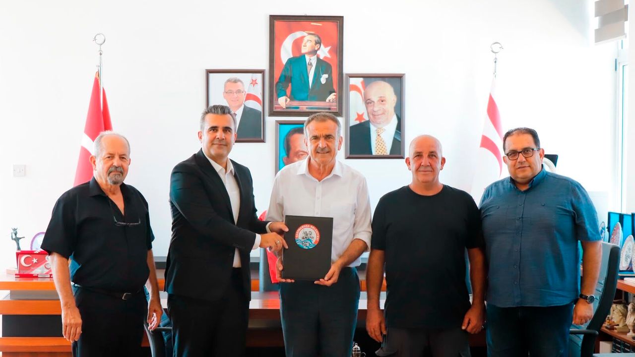 Gazimağusa Belediyesi sıkıştırmalı çöp aracı alımı için sözleşme imzaladı