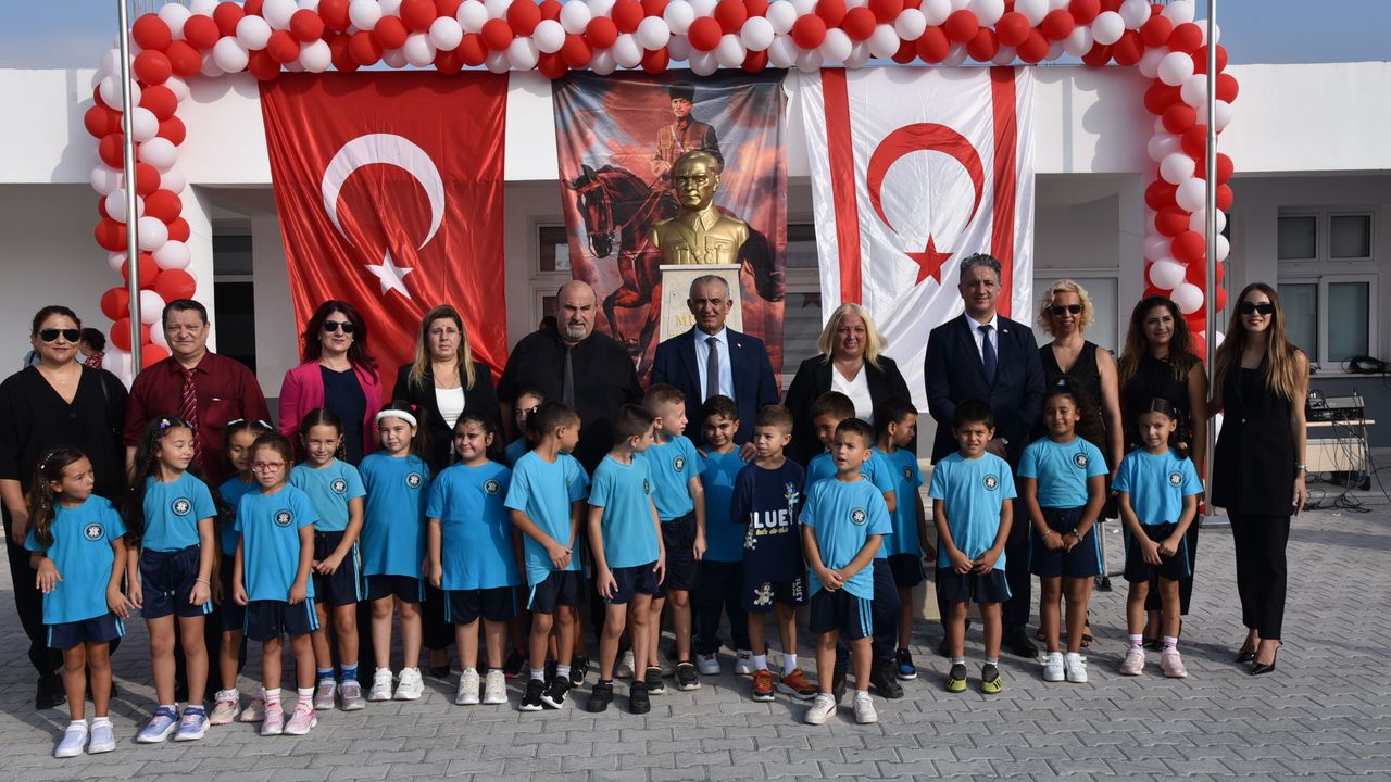 İlköğretimde yeni ders yılı başladı. Bakan Çavuşoğlu Çayırova İlkokulu binasının açılışını yaptı