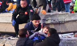 Gaziantep'te yıkılan binanın enkazından 40 saat sonra gelen "ikiz mutluluk"