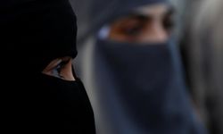 Fransa'da devlet okullarında abaya giyilmesi yasaklanıyor