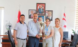 Avrupa Gençler Bilardo Şampiyonası’nda madalya kazanan Ghaffari Gazimağusa Belediyesi’ni ziyaret etti.