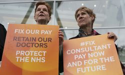 İngiltere'de uzman doktorlar ve pratisyen hekimler ilk kez birlikte grev düzenliyor