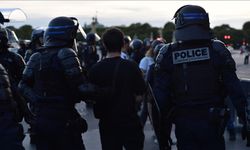 Fransa'da göstericiler 2016'da jandarma aracında ölen siyahi genç için adalet istedi
