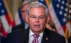 Beyaz Saray, Senatör Menendez'in Rüşvetle Suçlanmasını "Ciddi Bir Mesele" Olarak Ele Alıyor