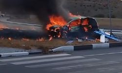 Trafik kazasında araç tamamen yandı.. Olay yerinden ayrıldığı için sürücünün kimliği belirlenemedi