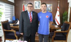 Maliye Bakanı Berova, Milli Yüzücü Ulaç’ı Kutladı: “Gurur Ve İftihar Kaynağısınız”