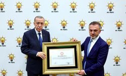 AK Parti Genel Başkanlığına yeniden seçilen TC Cumhurbaşkanı Erdoğan'a mazbatası takdim edildi