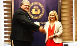 DAÜ Rektör Vekili Prof. Dr. Mustafa Tümer’den Prof. Dr. Ülker Vancı Osam’a Teşekkür Plaketi