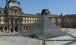 Paris'teki Louvre Müzesi bomba ihbarı nedeniyle kapatıldı