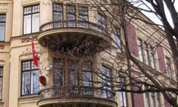 Türkiye'nin Helsinki Büyükelçiliğine boyalı ve sis bombalı saldırı
