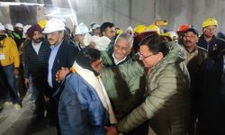 Hindistan'da Çöken Tünelde Mahsur Kalan 41 İşçi Kurtarıldı